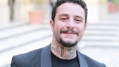 أحمد الفيشاوي يطل على جمهوره من صالون الحلاقة (شاهد)