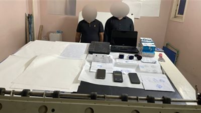القبض على شخصين متهمين بتزوير شهادات تحليل فيروس كورونا بالجيزة