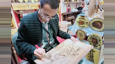 اكتشف موهبته بكاوية اللحام.. أندرو عطية عاشق الرسم بالحرق على الخشب