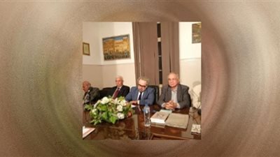 في ندوة 