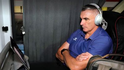 حافلة الزمالك تتوجه إلى مطار القاهرة استعدادًا للسفر لكينيا