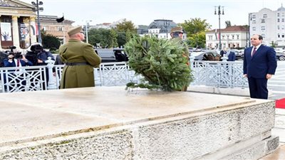 السيسي يضع إكليلًا من الزهور بالنصب التذكاري بميدان الأبطال في بودابست