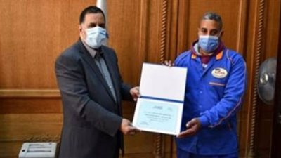 لتفانيه وإخلاصه في العمل.. محافظ قنا يكرم عامل نظافة