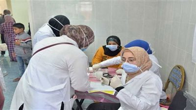 الكشف الطبي على ١٣٠٠ مريض بالقافلة الطبية بقرية شنبارة الميمونة بالزقازيق