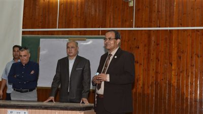 رئيس جامعة سوهاج يتفقد امتحانات طلاب الفرقة الخامسة بكلية الطب البشري