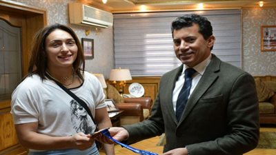 وزير الشباب والرياضة يستقبل سمر حمزة بعد حصولها على برونزية العالم للمصارعة