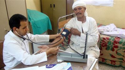 صناع الخير واللجنة الطبية العليا ومجلس الوزراء ينظمون قافلة طبية للواحات البحرية
