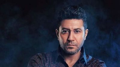 محمد عز يروج لحكاية في عشق البنات (صورة)