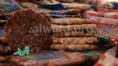 ( صور ) العروسة والحصان الحلاوة.. يتصدران المبيعات قبل المولد في السيدة زينب