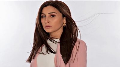 بقدم طبية..دينا الشربيني تشهد انطلاق (الجونة السينمائي)