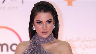 مهرجان الجونة السينمائي| درة تضيئ الريد كاربت بإطلالة أنيقة