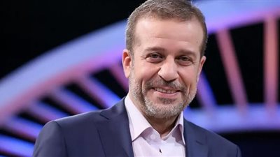 شريف منير بـ بدلة بيضاء على الريد كاربت .. صورة