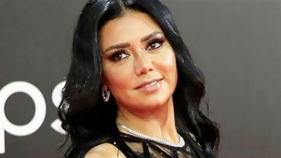 بين عامين.. إطلالات رانيا يوسف تشعل السجادة الحمراء بمهرجان الجونة السينمائي| أيهما أجرأ