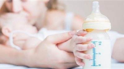 دراسة: حليب الأطفال الصناعي يتضمن معلومات مضللة عن الفوائد الغذائية