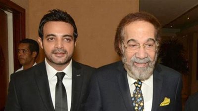 عمرو محمود ياسين يُحيي ذكرى والده الأولى (صورة)