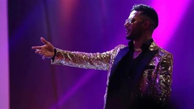 بالفيديو| محمد رمضان يمنع المذيعة إنجي علي من تقبيله ويحرجها في مهرجان الجونة 2021