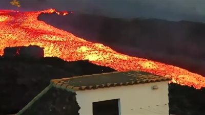 فيديو.. أنهار حمم بركانية تجري وسط المنازل في لابالما