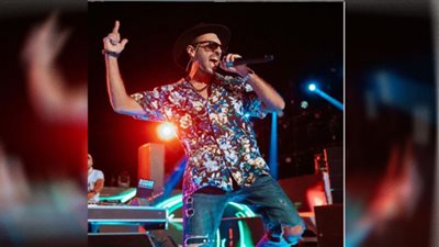 حسن أبو الروس يحتفل بنجاح أغنيته 