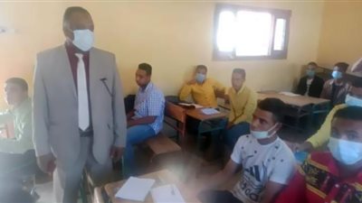 مدير تعليم نجع حمادي يتفقد مدرسة التجارة