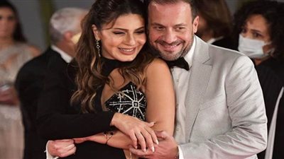 (فيديو) حافظت ع البطانة.. نجلاء بدر تستفز الجمهور بالكشف عن سبب جرأة فستانها