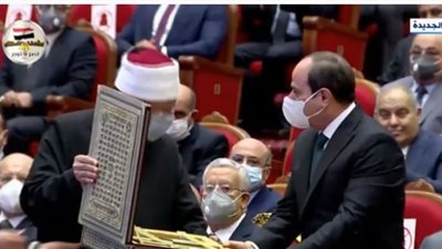 وزير الأوقاف يهدي السيسي مجموعة من إصدارات الوزارة (فيديو)