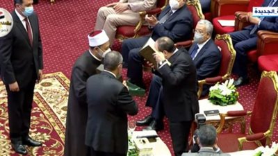 شيخ الأزهر يهدي الرئيس السيسي نسخة من مصحف الأزهر الشريف ( فيديو)