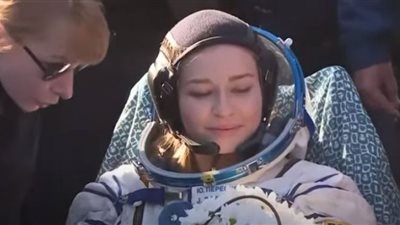 شاهد.. لحظة وصول طاقم سينمائي روسي إلى الأرض بعد تصوير أول فيلم بالفضاء