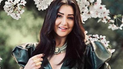 بإطلالة شبابية.. غادة عبدالرازق تبرز أنوثتها في أحدث ظهور (صور)