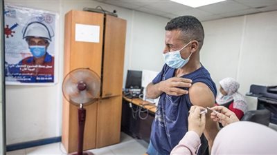 صور.. تطعيم 1000 عامل من عمال حفر الخط الثالث لمترو الأنفاق