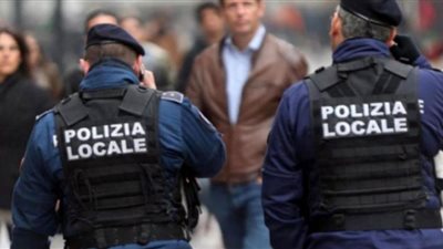الشرطة الإيطالية تبدأ في تفريق متظاهرين بميناء تريستي احتجاجًا على إلزامية استخدام 