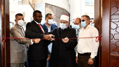 رئيس جامعة عين شمس يهدي درع الجامعة لوزيري الأوقاف المصري والسوداني