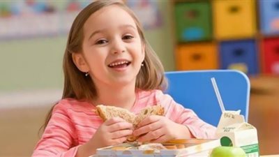طبيب أسنان يُوضح أبرز الأطعمة الضارة لأطفالك