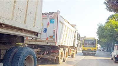 ومازالت فوضى النقل الثقيل مستمرة بطريق أسيوط الزراعى