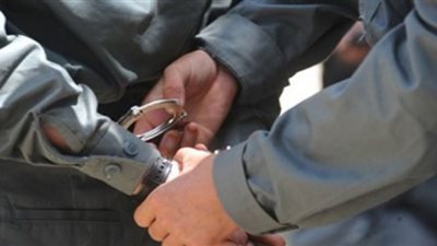 ضبط وإحضار المتهم بالتعدي على جاره لخلافات بينهما في حلوان