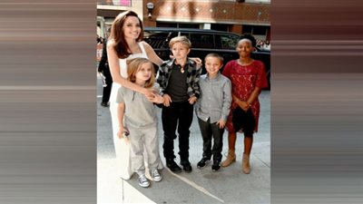 صور.. ابنة أنجلينا جولي ترتدي ملابسها القديمة في العرض الخاص لفيلمها الجديد