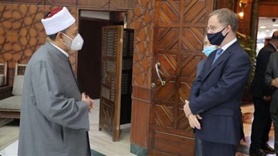 شيخ الأزهر يستقبل السفير البريطاني ويؤكد ضرورة التضامن في مواجهة المشكلات