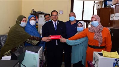 إحتفالا بالمولد النبوي الشريف.. جامعة سوهاج توزع الحلوى على العاملين