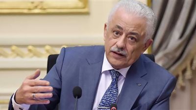 طارق شوقي يكشف حقيقة صور 