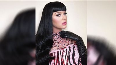 كاتي بيري تبرز قوامها الممشوق بفستان جلد (صور وفيديو)