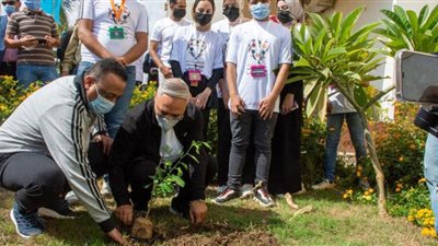 رئيس جامعة طنطا يشارك الطلاب تجميل الكليات بمجمع سبرباي