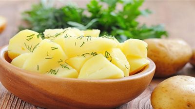 تُسبب تسممًا.. أطباء يحذرون من أكل البطاطس في هذه الحالة