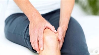 هل تشير طقطقة المفاصل للإصابة بهشاشة العظام؟.. أطباء يجيبون