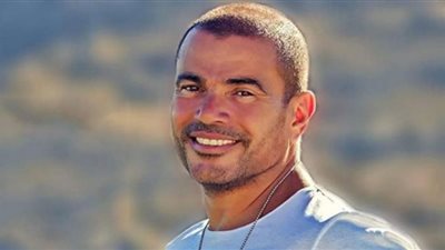 شاهد.. صورة مثيرة لـ عمرو دياب مع راقصة مشهورة تشعل مواقع التواصل