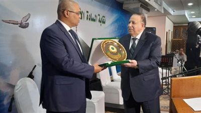 صور.. نقيب الأشراف يمنح أسرة المشير طنطاوي خاتم النبوة