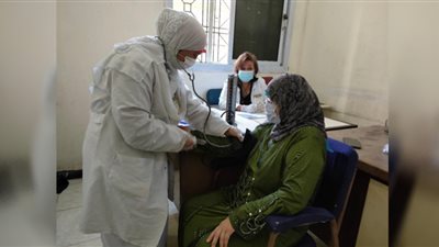 صحة المنيا تقدم خدمات طبية وعلاجية لـ1933 مواطنًا بقرى سمالوط