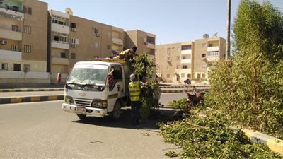 استمرار رفع المخلفات والأتربة وصيانة أعمدة الإنارة بشوارع القصير في البحر الأحمر