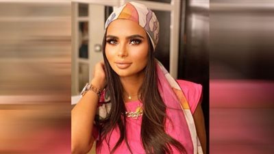 فرح علي تتألق على الريد كاربت بالأوف شولدر (صور)