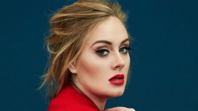 شاهد.. رد فعل أديل على تشغيل أغنيتها الجديدة أثناء مباراة سلة