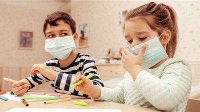 كيف يؤثر اللعب بالتلامس مع التربة على مناعة الأطفال؟