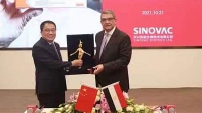 سفير مصر في الصين يبحث مع مؤسس سينوفاك توطين صناعة اللقاحات في مصر
